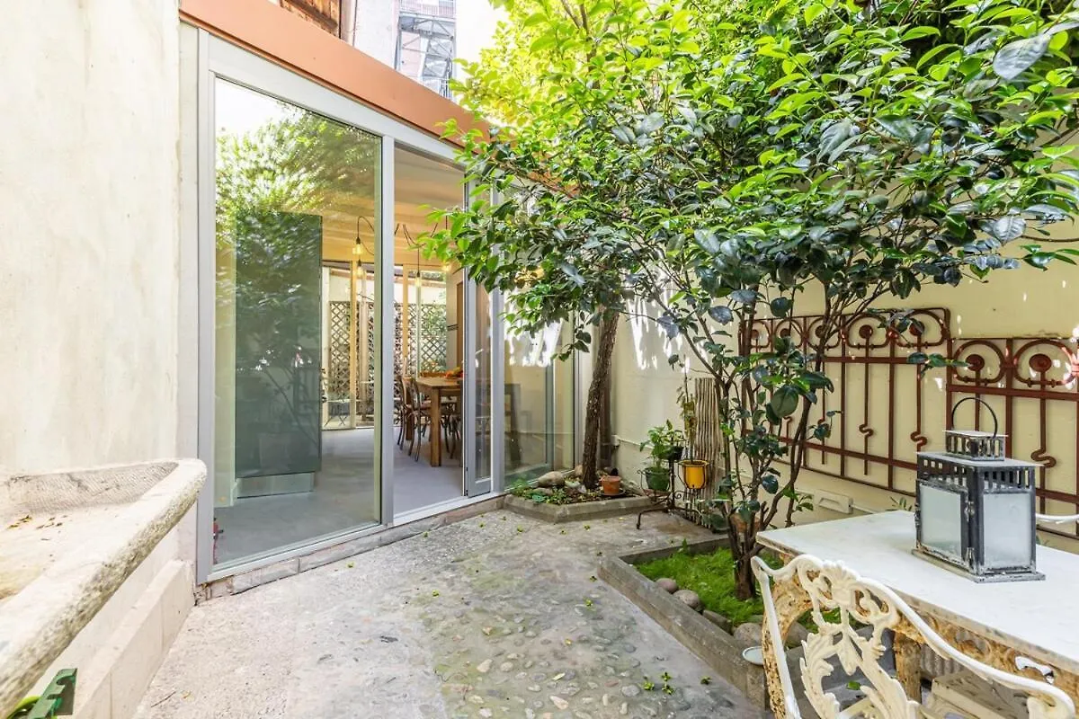 Navigli Typical Milan Home With Private Courtyard