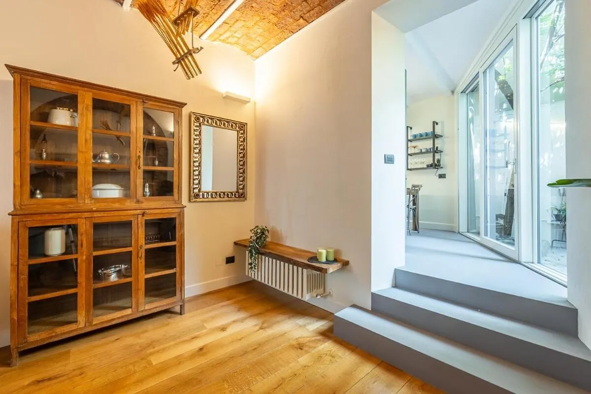 Apartament Navigli Typical Milan Home With Private Courtyard