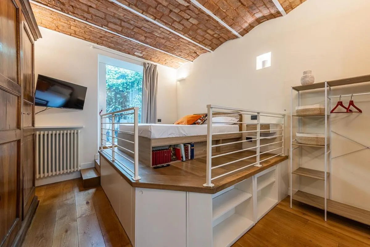 Navigli Typical Milan Home With Private Courtyard 0*,  Włochy