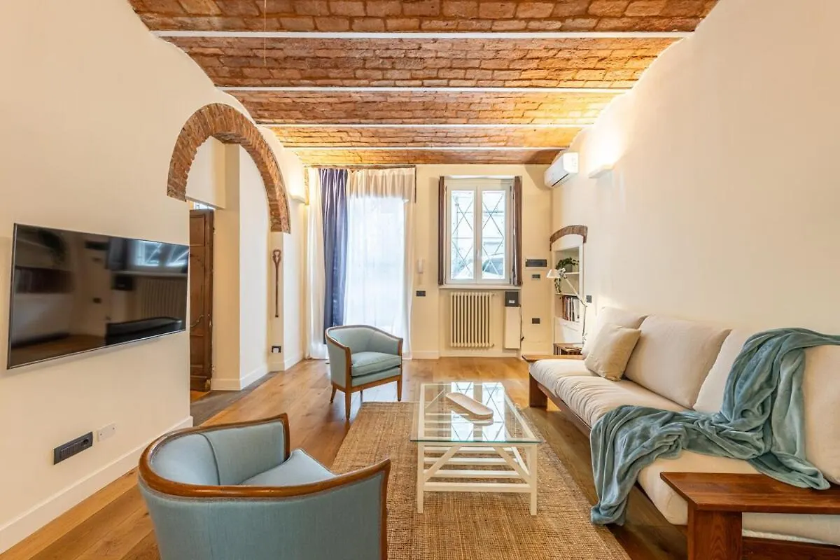 Kontakt z Navigli Typical Milan Home With Private Courtyard